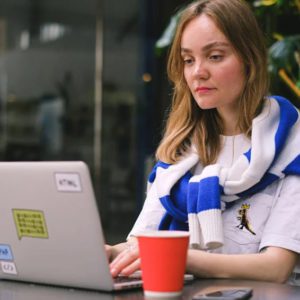 Переработки, газлайтинг, обесценивание: 7 манипуляций на работе, которые разрушают карьеру