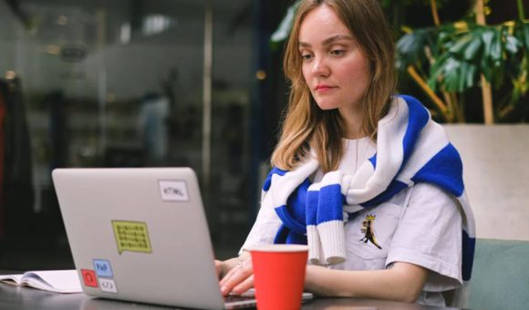 Переработки, газлайтинг, обесценивание: 7 манипуляций на работе, которые разрушают карьеру